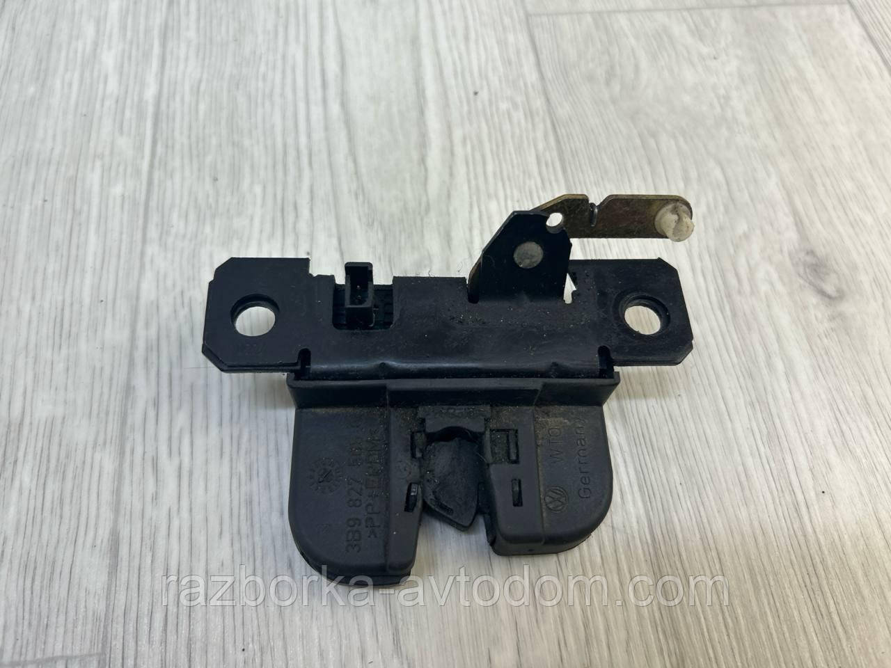 Замок кришки багажника нижній VW Passat B5 (97-00), Seat Ibiza (02-11), Leon (99-06) OE:3b9827505c