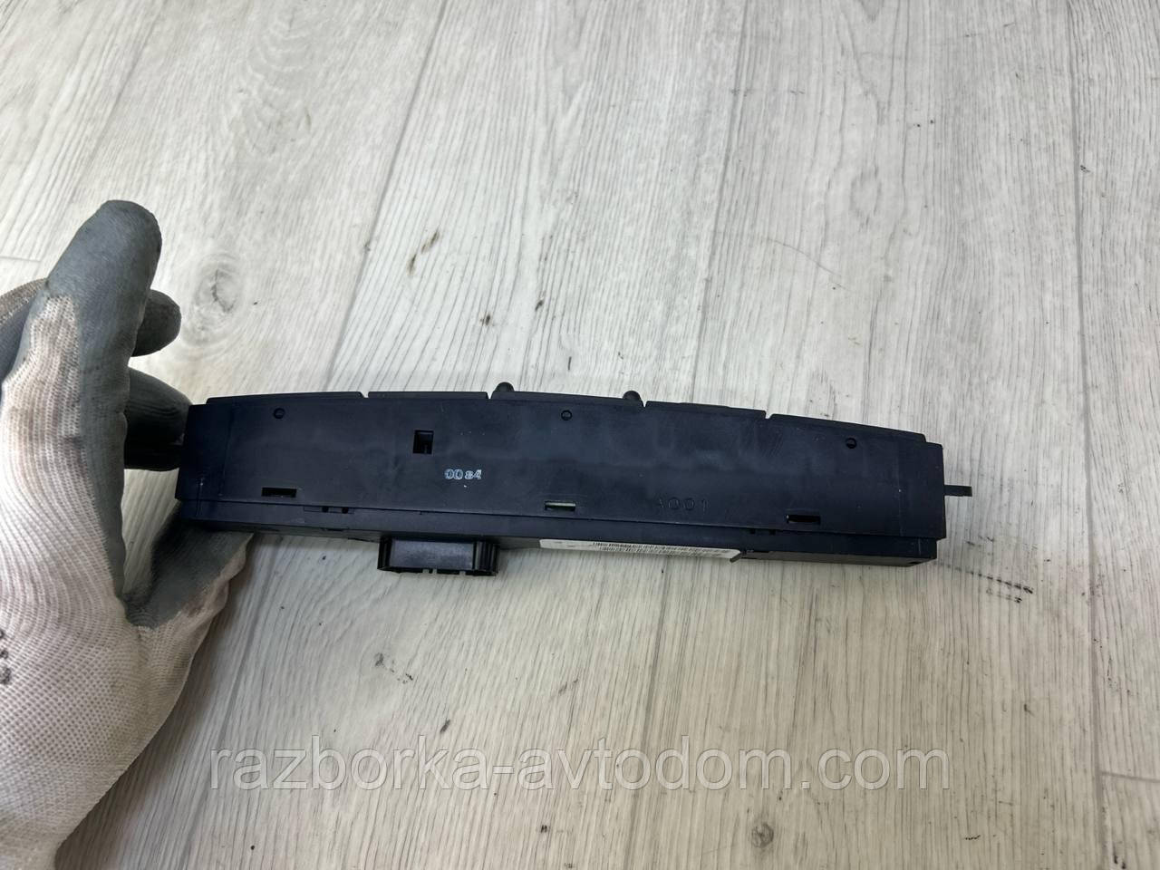 Кнопка аварійної пригоди, Блок кнопок у торпеду Chrysler Voyager (01-07) OE:04685925aa