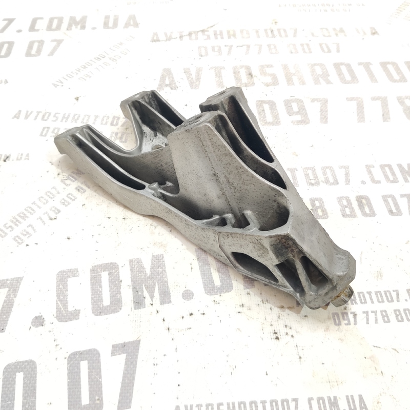 Кронштейн двигуна лівий Audi A4 B8 07-15 2.0D 8K0199307AP