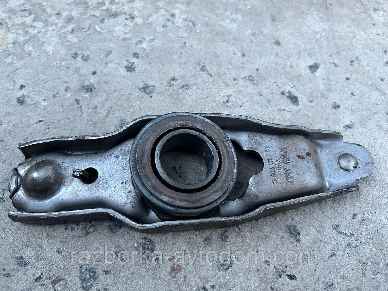 Виделка витискного підшипника зчеплення МКПП КПП VW Golf 4, Skoda Octavia, Touran, Transporter 1,9td OE:02J141703C