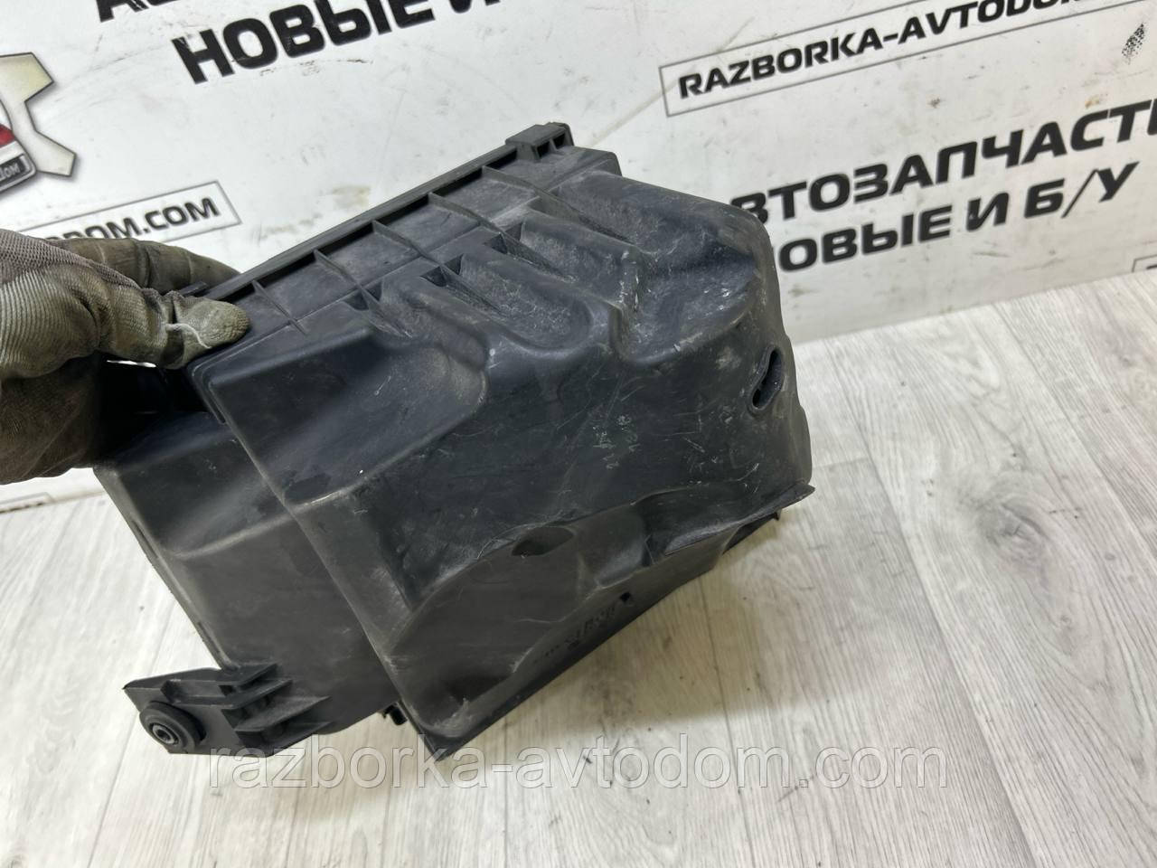Корпус повітряного фільтра Skoda SuperB (02-08) OE: 3B0129607AN, 3b0129614