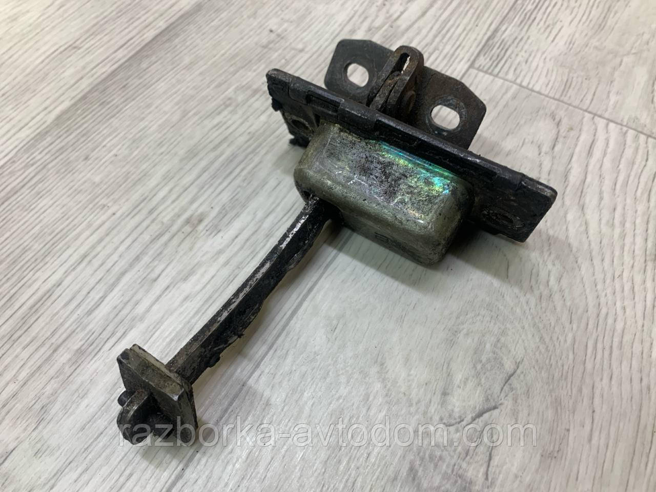 Обмежувач передніх правих дверей Mercedes Vito W638 (1996-2003), OE: A6387200316