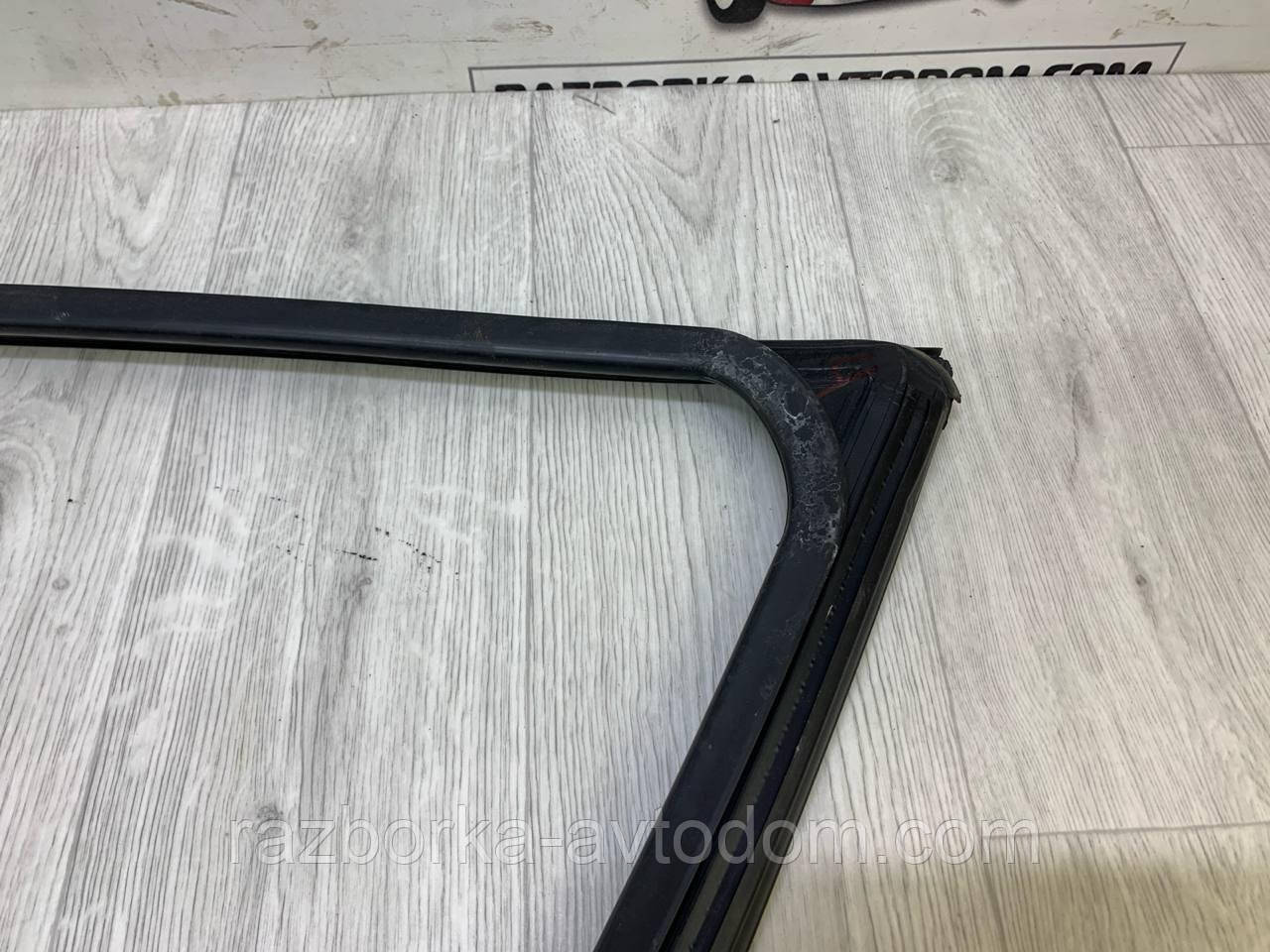 Ущільнювальна гумка скла дверей передньої правої Peugeot 407 (04-11) OE: 9300L6