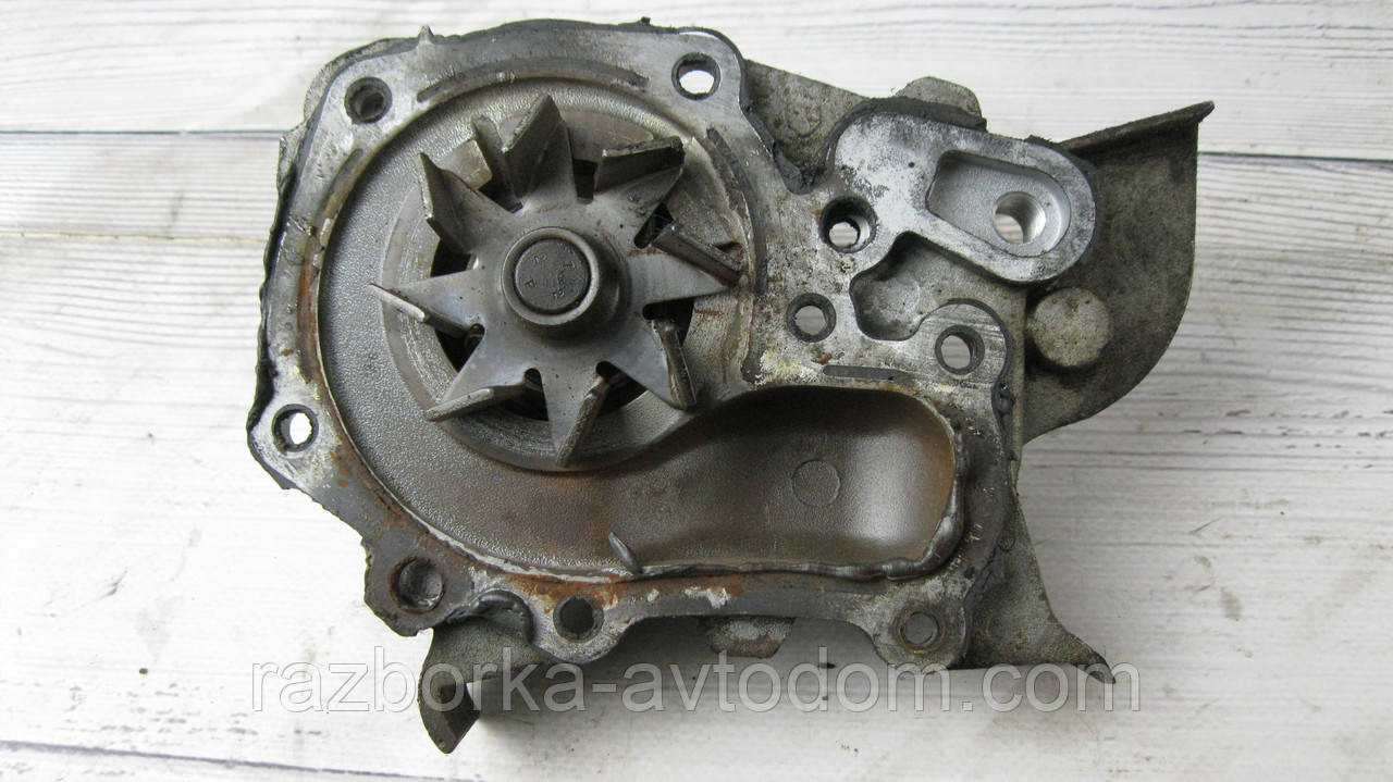 Помпа системи охолодження (водяний насос) Renault Kangoo (97-07), Megane (96-03), Clio 2 (98-05) OE:8200146301
