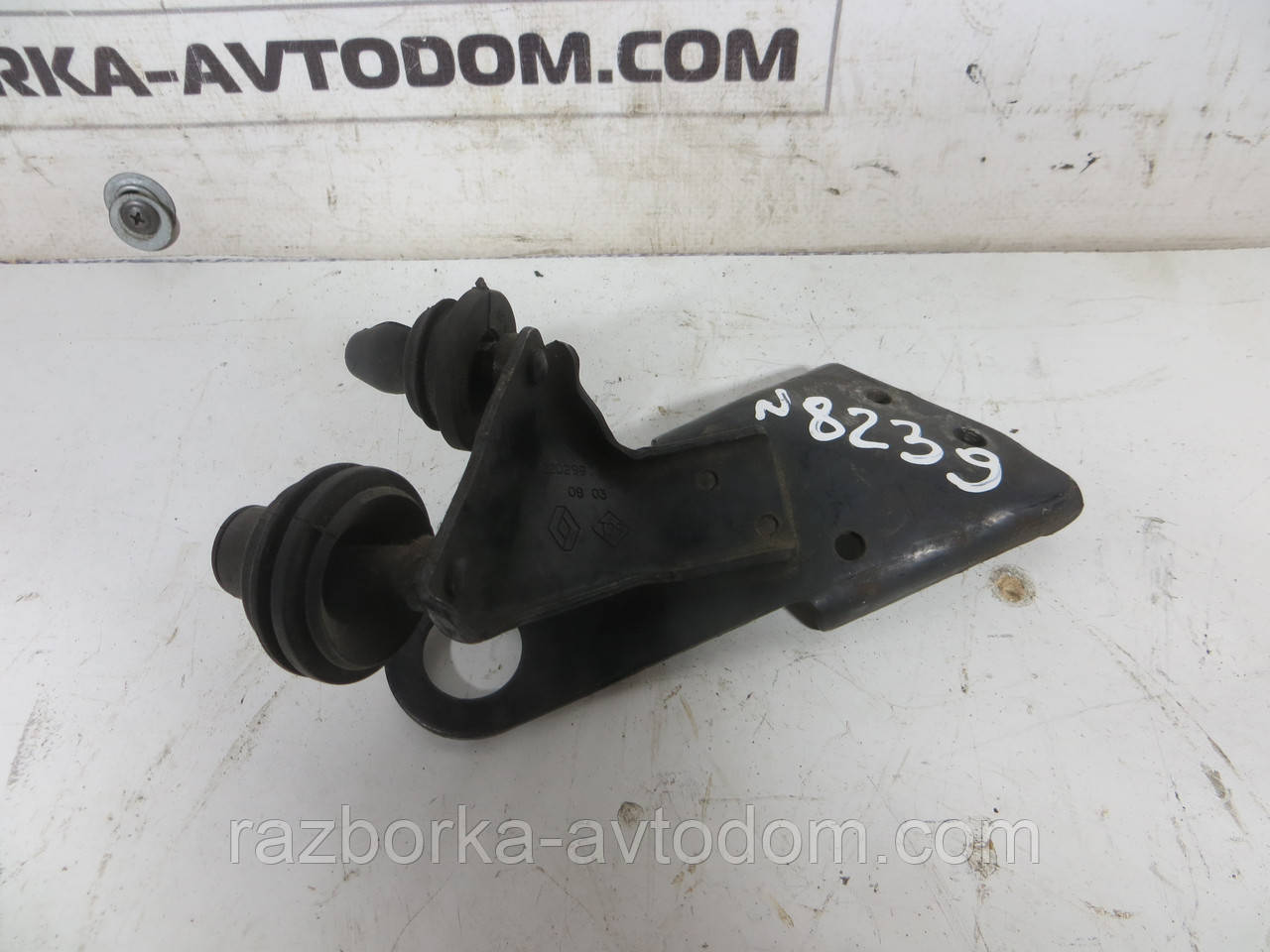 Кронштейн головки блока ззаду зліва Renault Kangoo (1997-2007) ОЕ: 220299, 8200220299, 8200068473-A