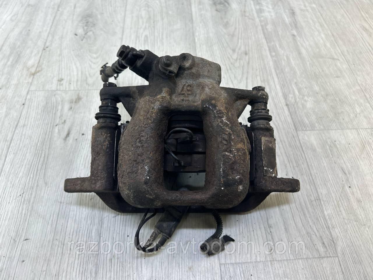 Суппорт Передній правий Peugeot 407 (04-11) OE:4401H3
