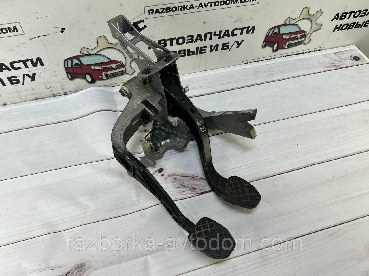 Блок педалей (педаль зчеплення та гальма) VW Passat B5 (96-00) Audi A6 C5, A4 B5 OE:8d1721117k