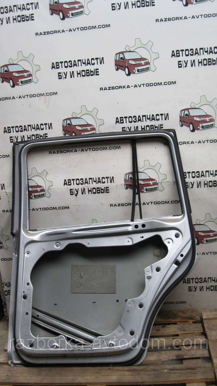 Двері задня права VW Touran (03-10) OE:1T0833056R Дефект: точкова вм'ятина