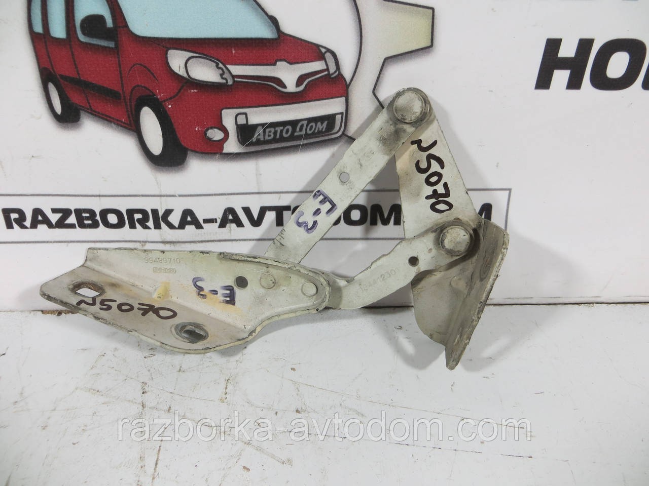 Петля капота ліва Iveco Daily E3 E4 (00-14) OEM 56087046
