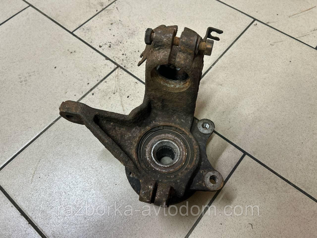 Поворотний кулак передній лівий (цуфа/ступця) D18 Citroen Berlingo (03-08), Peugeot Partner (03-) OE:364654