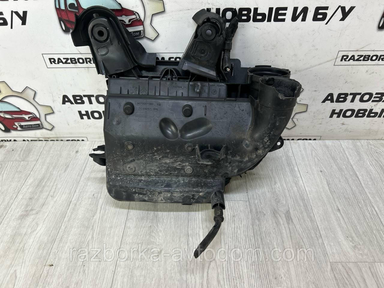 Корпус повітряного фільтра 1.4 HDi (8HR), 1.6 HDi (9H06) Peugeot 308 (07-), 308, 508, 508, Citroen C4 OE:967306108 Дефект