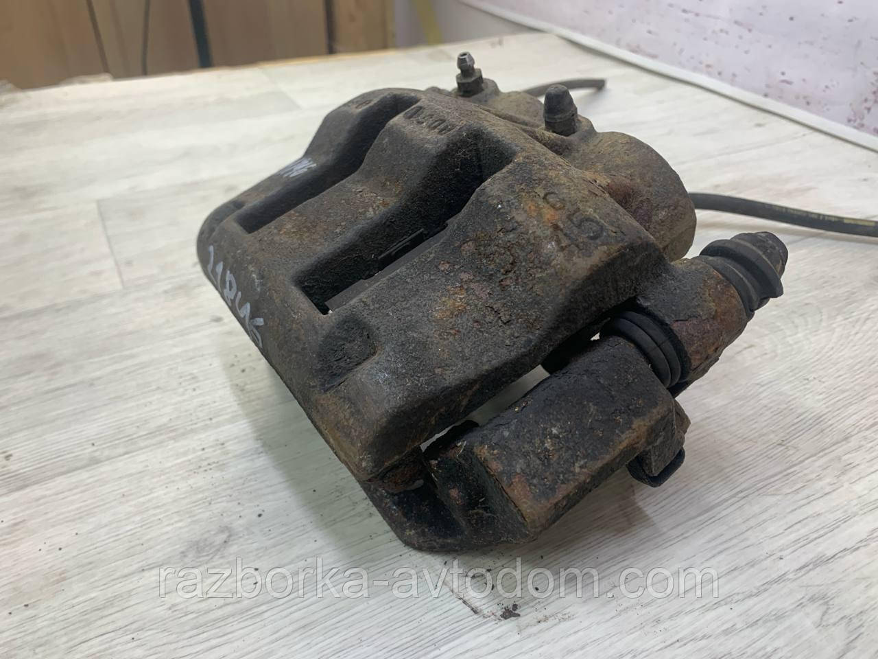 Суппорт передній правий R16/ два шланги Renault Master II (1998-2003) ОЕ:7701206725 OE: 7701049696