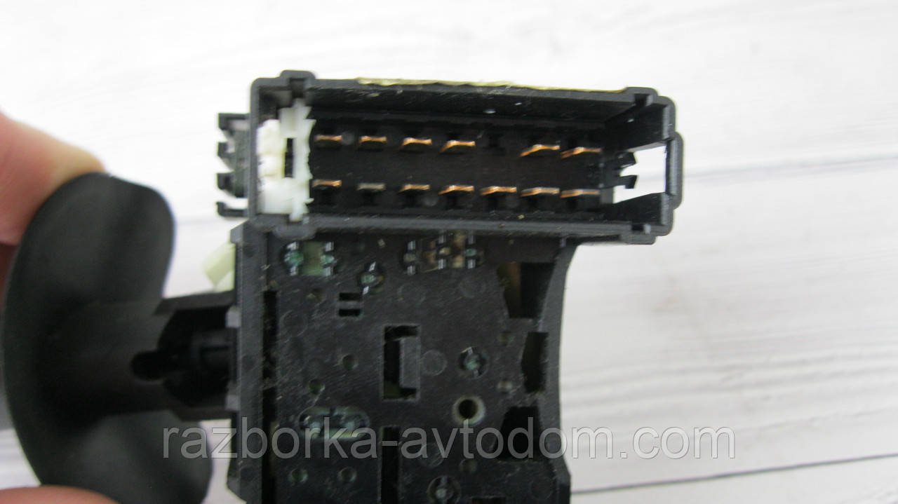 Підрумовий перемикач правий вантажний Renault Trafic 00-14, Primastar 02-14, Opel Vivaro (01-) OE:82000702