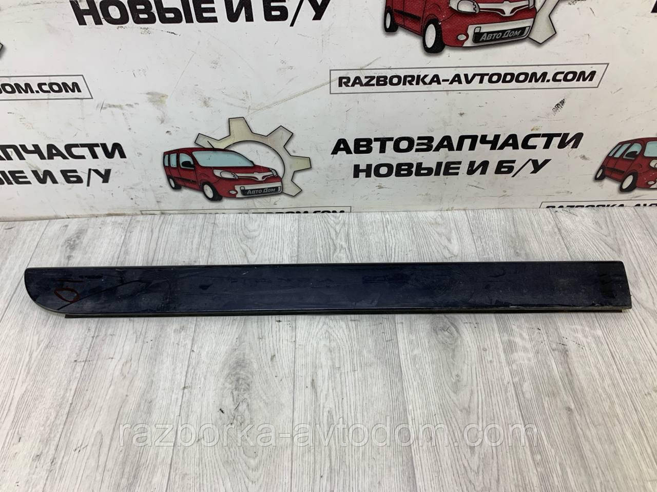 Молдинг/Накладка дверцят задньої правої седан Skoda Superb (02-08)