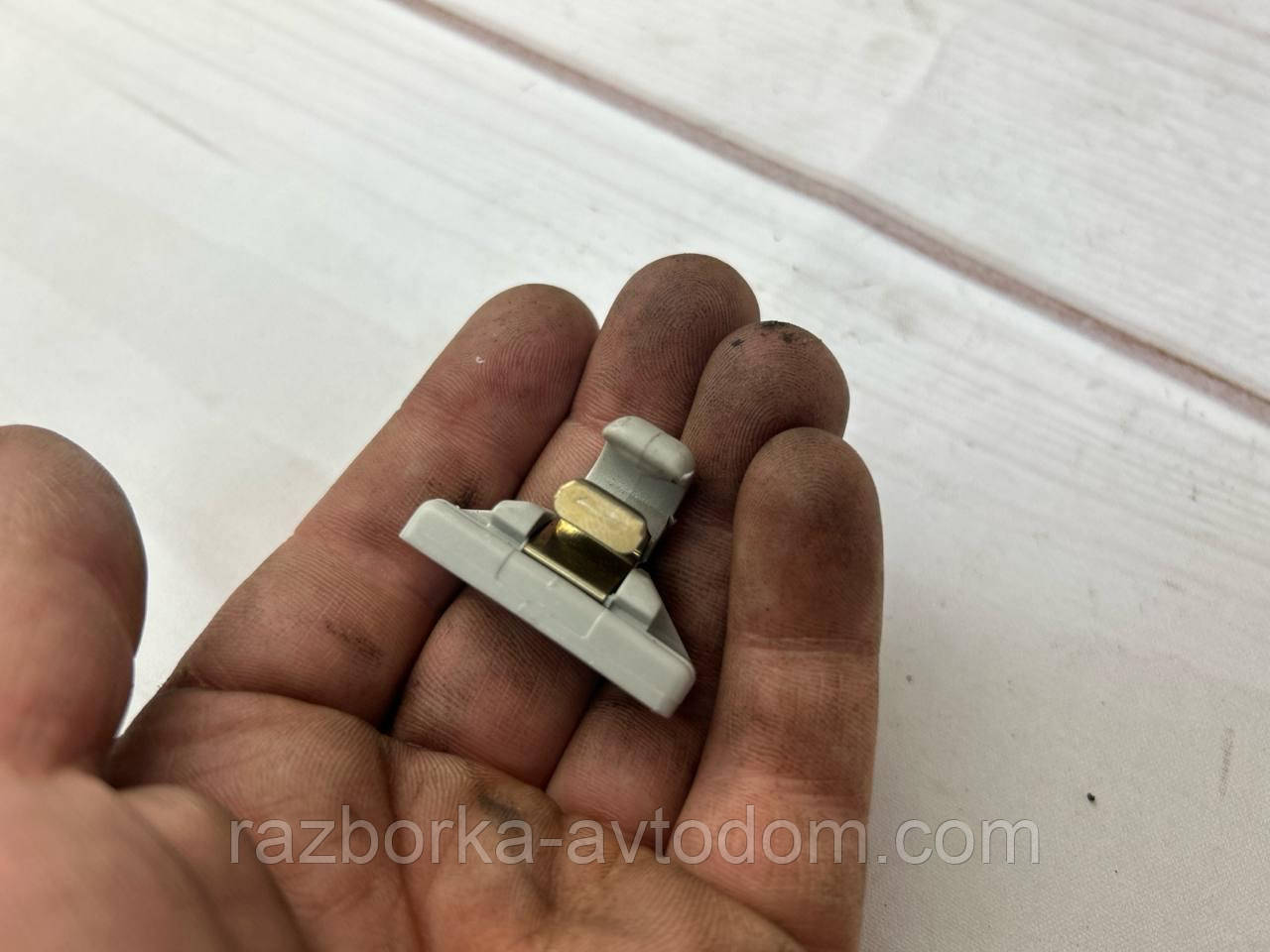 Кріплення/фіксатор козирка сонцезахисного VW Passat B5, Touran, Caddy, t5. T6 OE:3b0857561b фото 2