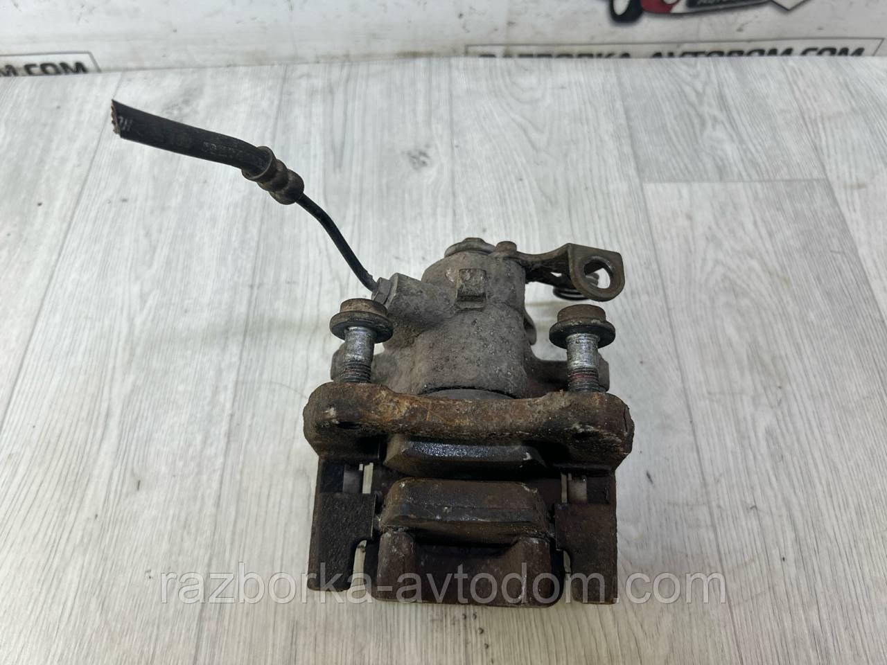 Супорт задній правий Peugeot 407 (04-11) OE: 4401G5
