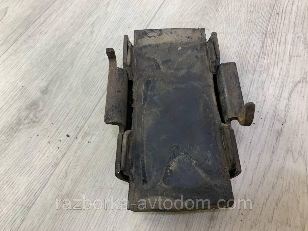 Упор майданчика/протягання ресори задньої Renault Master (2003-2010) OE:100f3154, 7700308817
