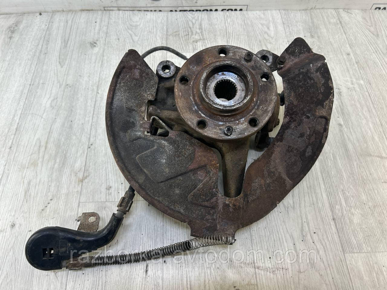 Поворотний кулак передній правий (цапфа/ступиця) Peugeot 407 (04-11) OE:364797