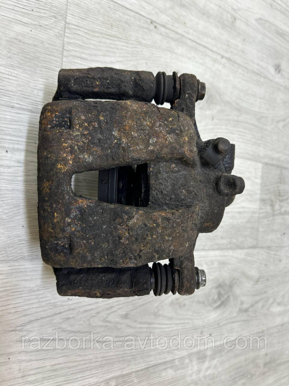 Суппорт передній правий Peugeot Bipper (07-16), Fiat Fiorino (07-), Citroen Nemo (07-) OE:4401P7