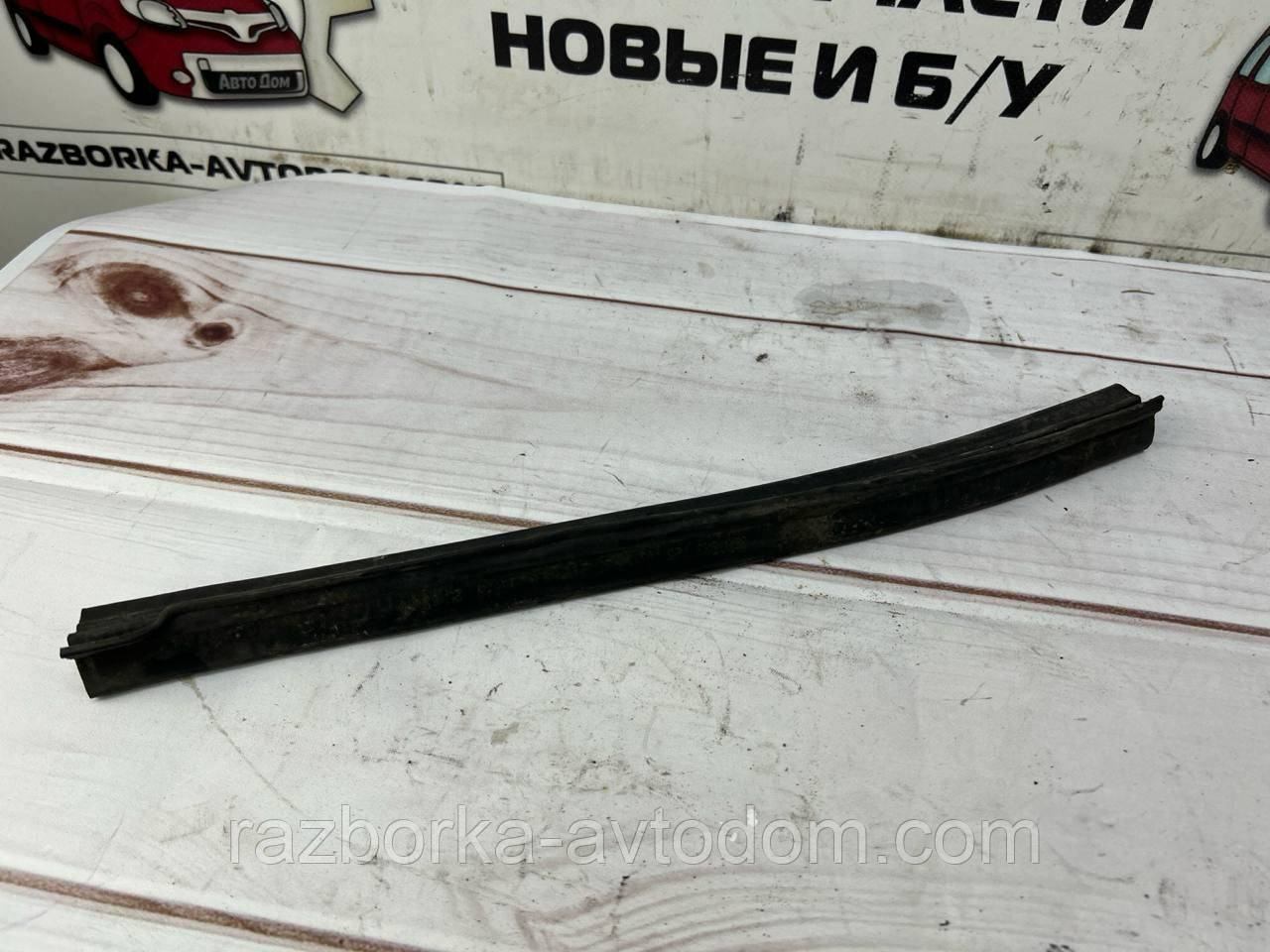 Ущільнювач (ущільнювальна гумка) капота VW Passat B5 (96-05) OE:3b0823725