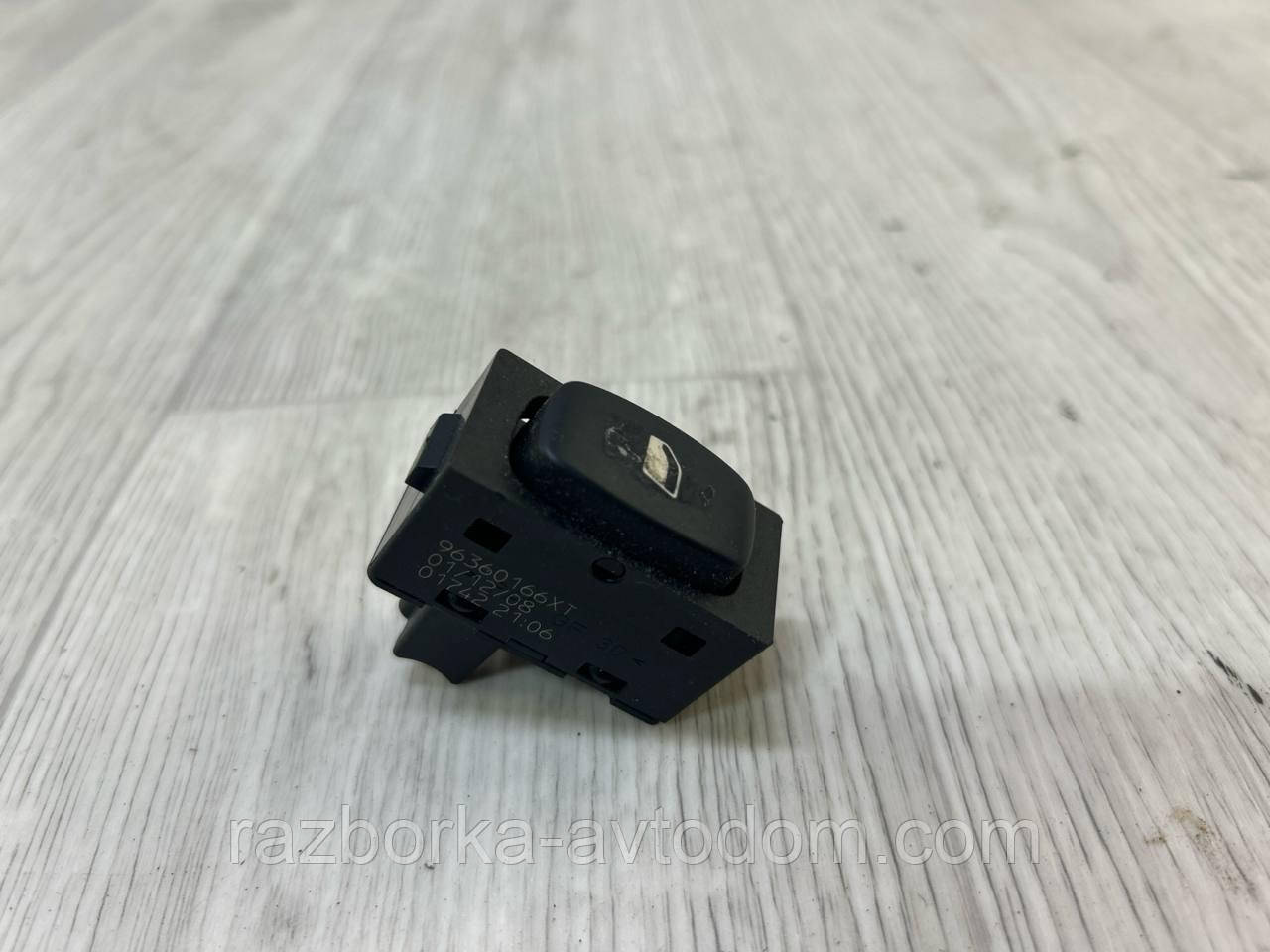Кнопка склопідіймача дверцят задньої правої седани Peugeot 407 (04-11) OE:96360166xt