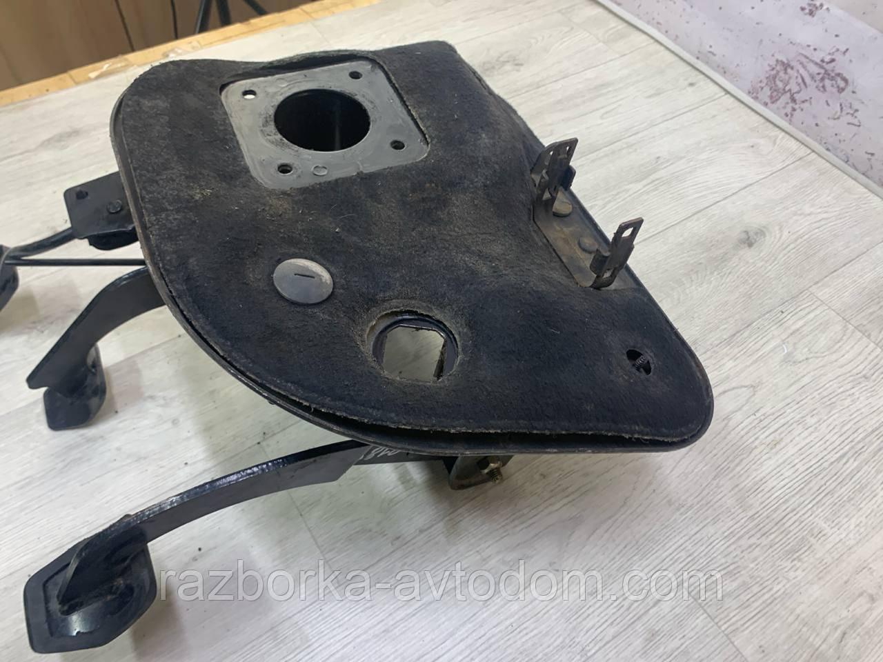 Педальний вузол (з педаллю газу, гальма, зчеплення) Renault master (98-10) OE:7700302297