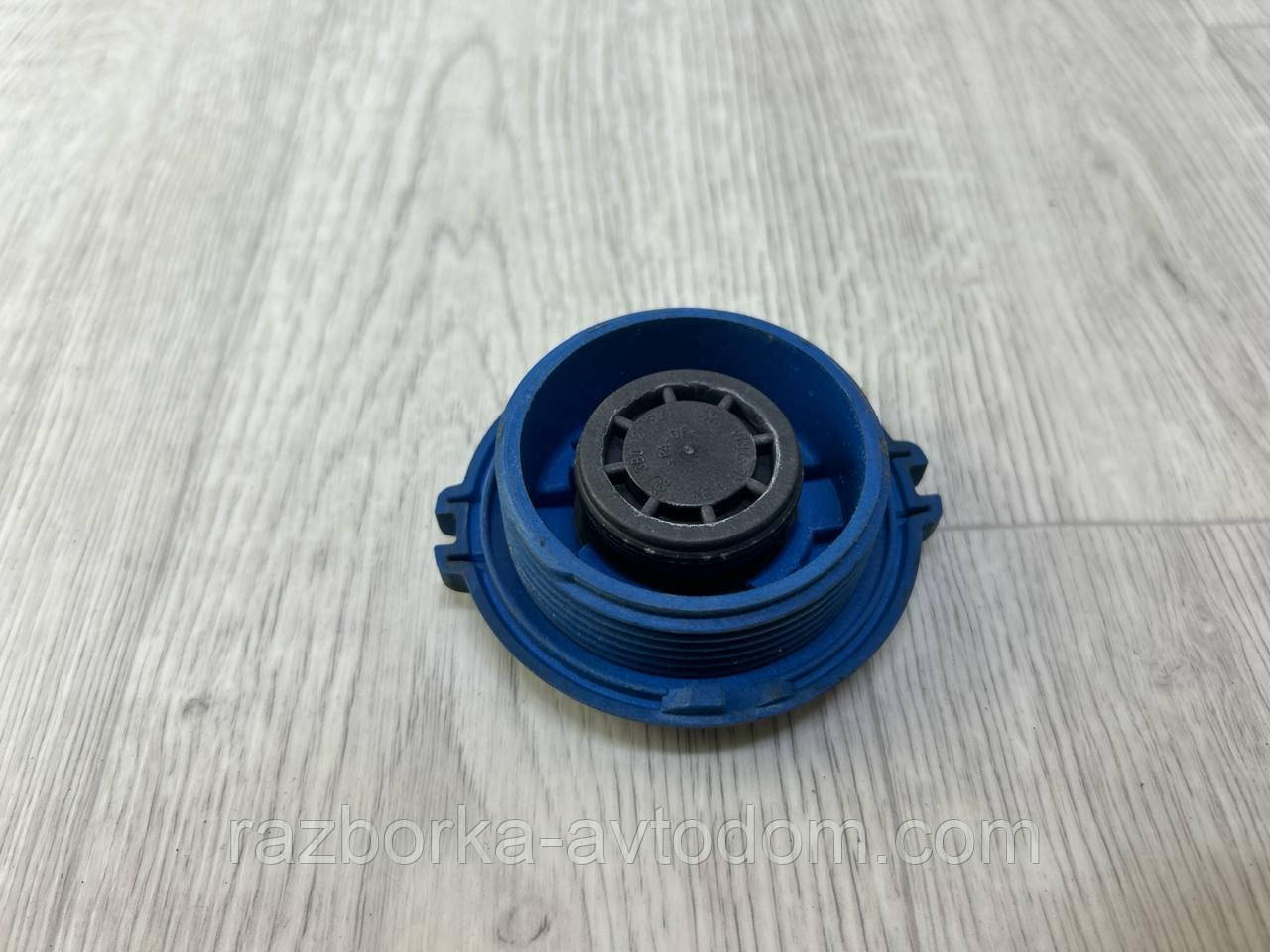 Кришка розширювального бачка VW Transporter T4, TOUAREG, Passat b5, b6 OE:3b0121321