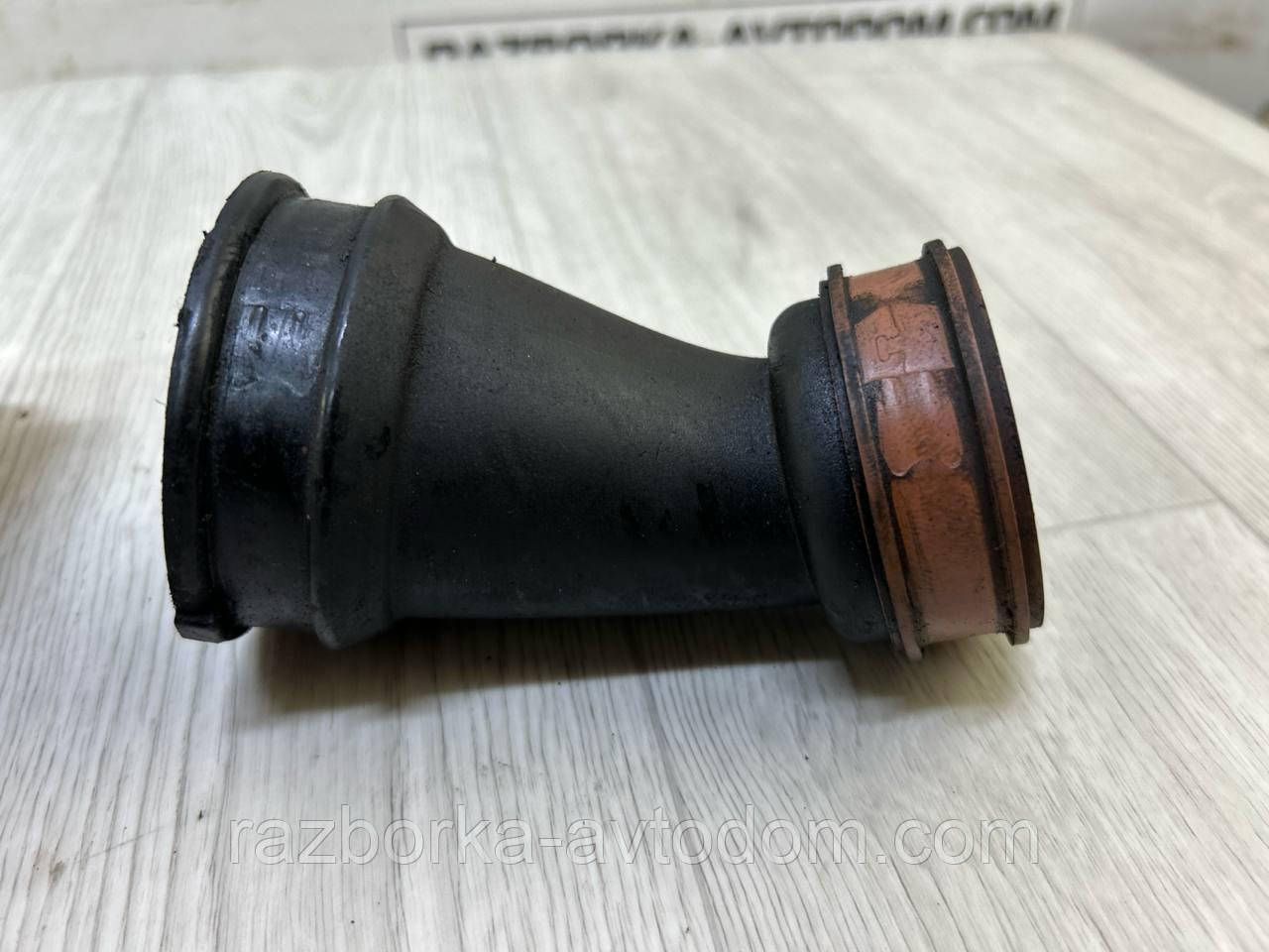Патрубок інтеркулера 2.0TDCI Ford Kuga (08-), Focus (11-), Escape (13-), C-max (10-), Mondeo MK4 OE:N0701170