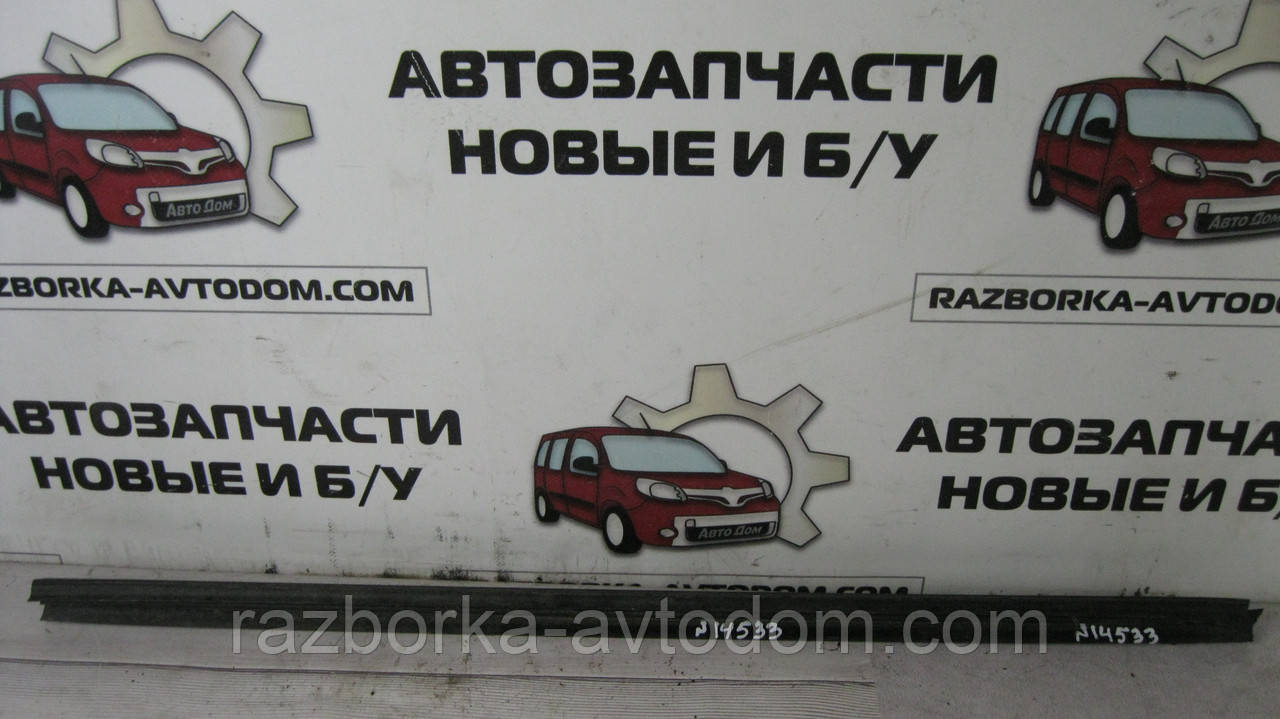 Ущільнювач, гумка скла дверей передньої правої (внутрішня) Renault Megane 2 (03-09) OE:8200270517