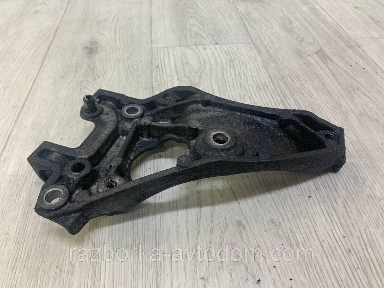 Кронштейн генератора Peugeot Partner, 308, Citroen Berlingo (08-18) OE:9672950980