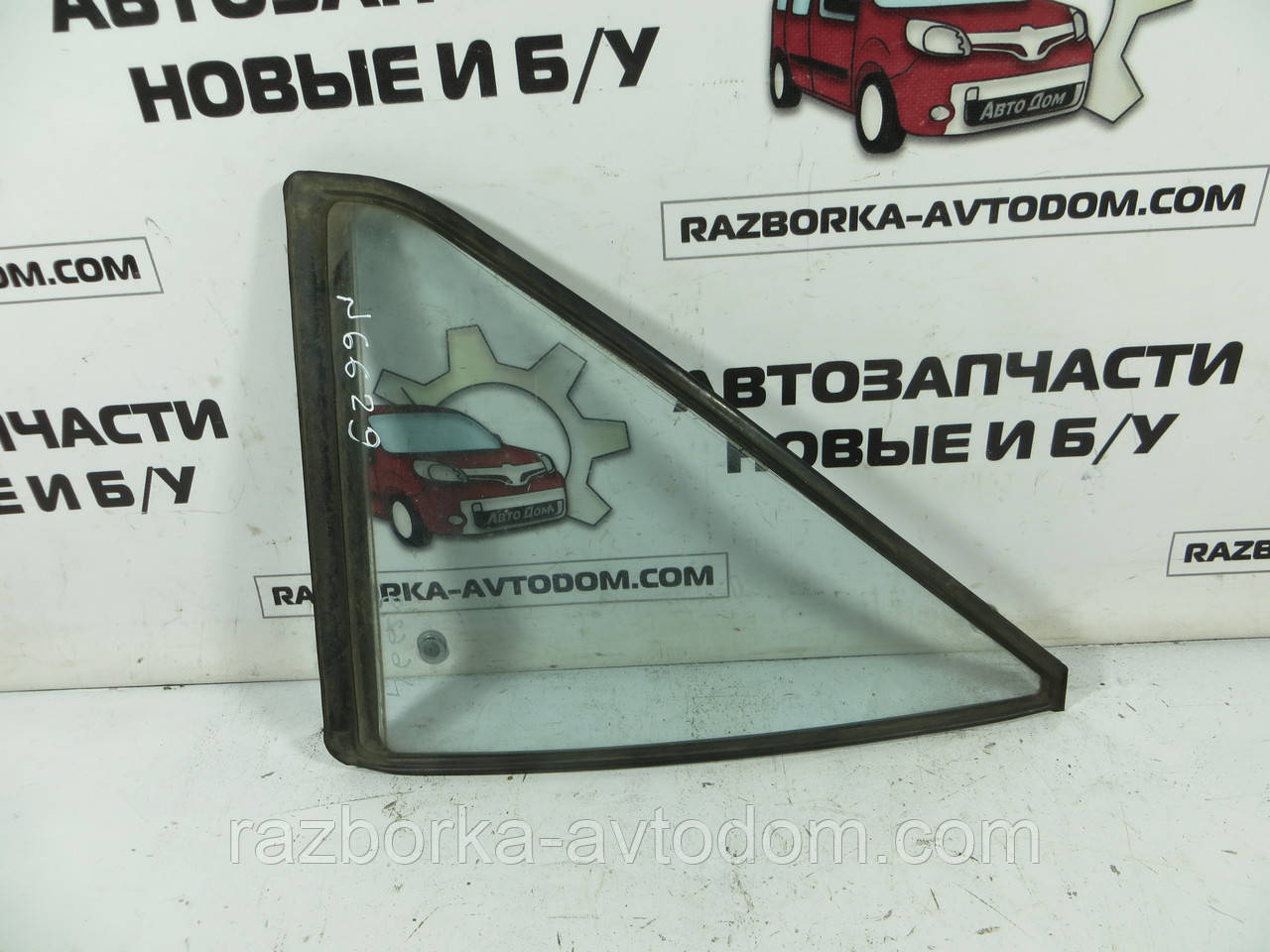 Скло заднього правого дверей ( форточка/глихухе) седан Mazda 626 GC (1983-1987). ОЕ: G03072651C