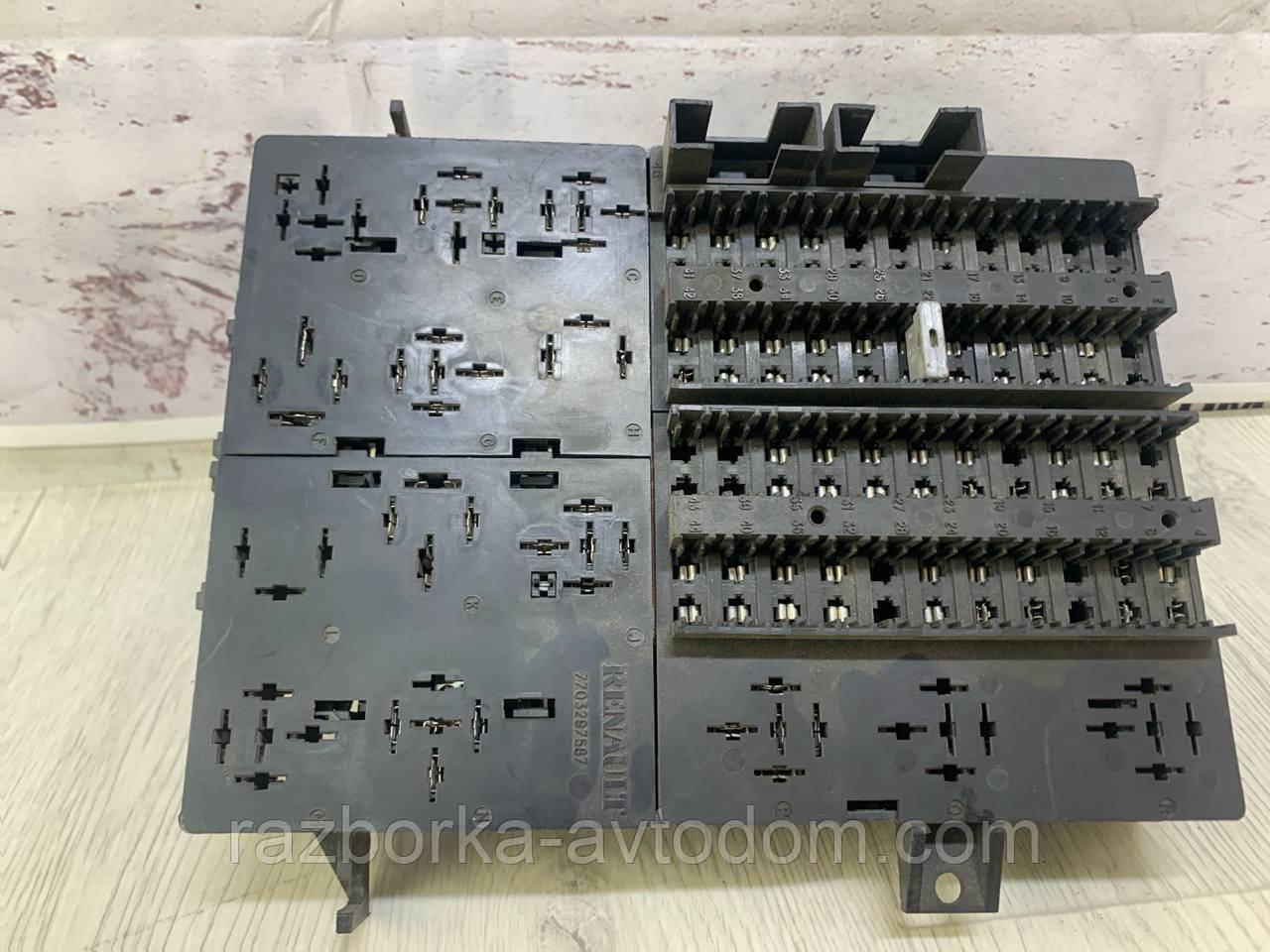 Блок запобіжників Renault Master II, Opel Movano (00-14) ОЕ: 7703297587