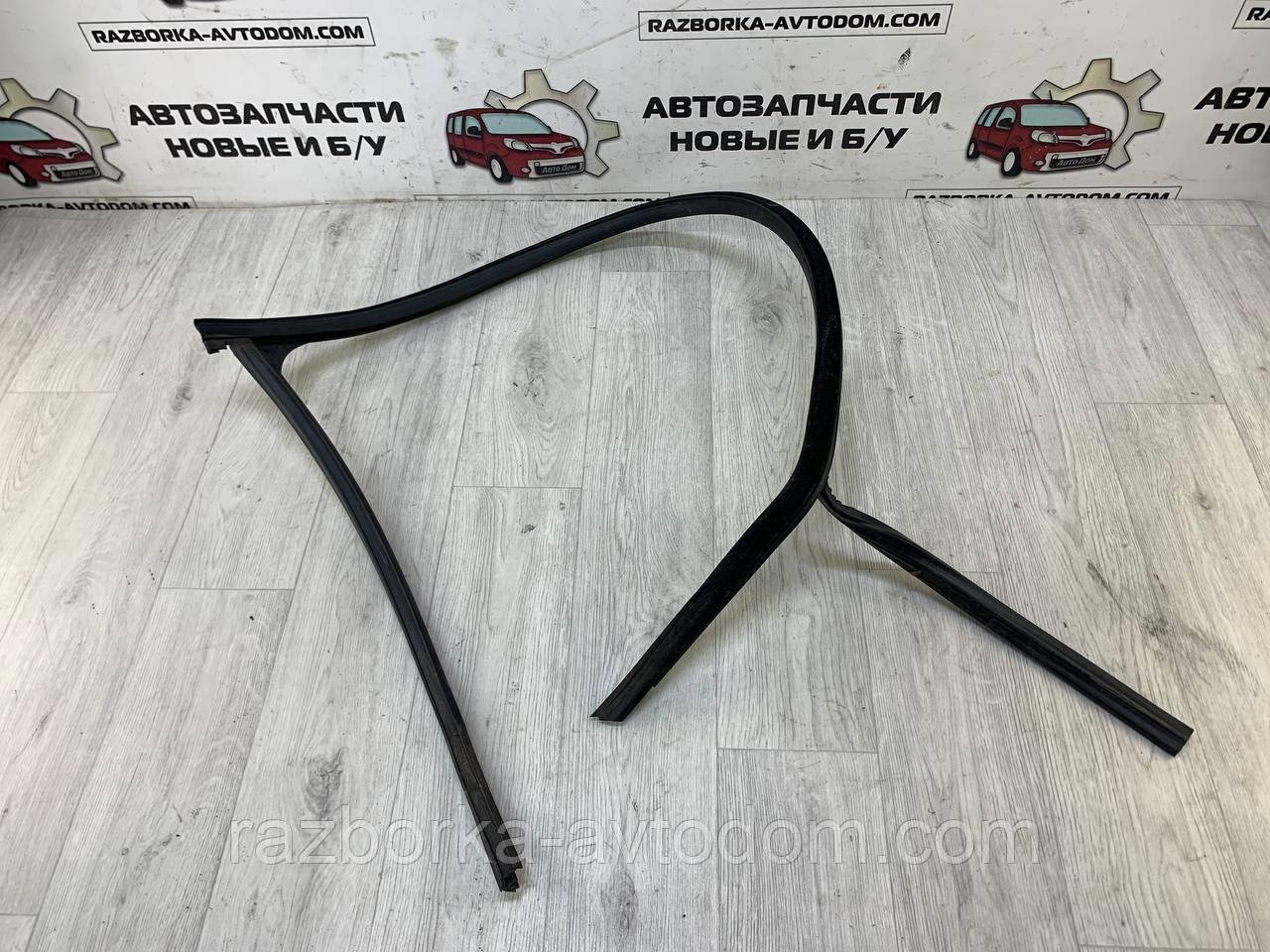 Ущільнювальна гумка скла дверей передньої правої Skoda Superb (02-08) OE:3B0837432C B41