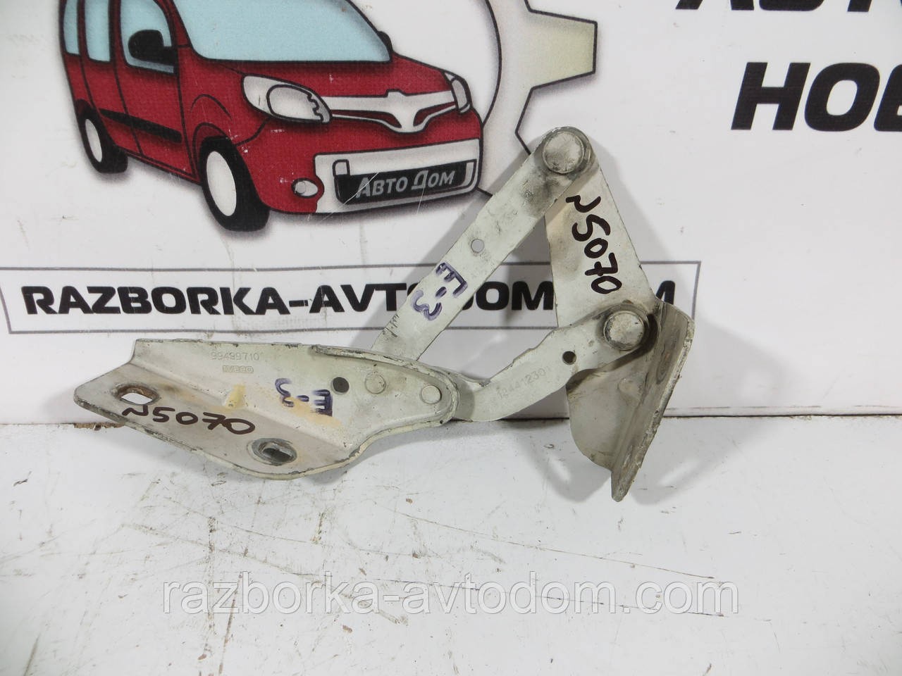 Петля капота ліва Iveco Daily E3 E4 (00-14) OEM 56087046