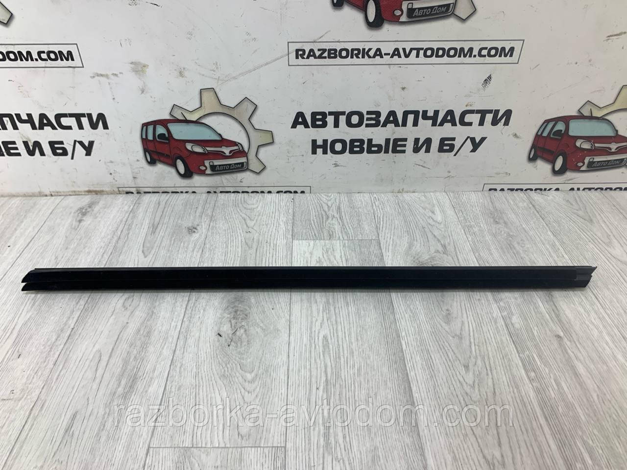 Молдинг (ущільнювач) скла передньої лівої лівої Peugeot 407 (04-11) OE: 9334E2
