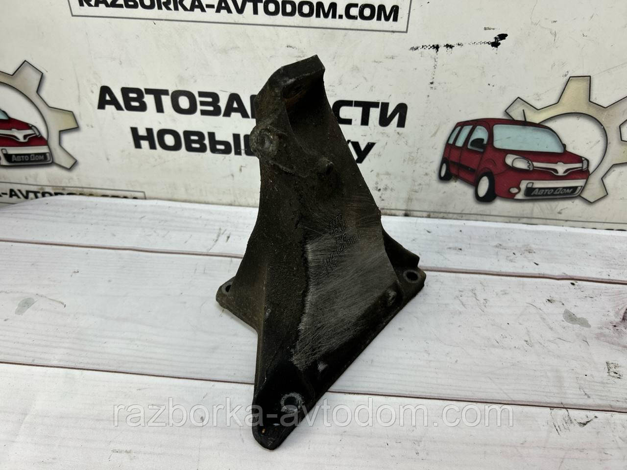 Кронштейн подушки двигуна правий VW Passat B5, Audi A4 (B5), A6 (C5) OE:8D0199308L