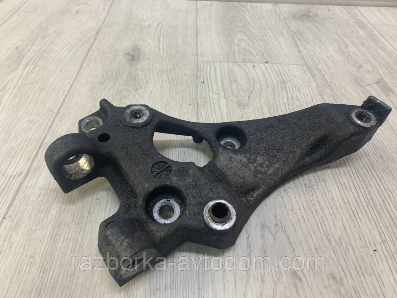 Кронштейн генератора Peugeot Partner, 308, Citroen Berlingo (08-18) OE:9672950980