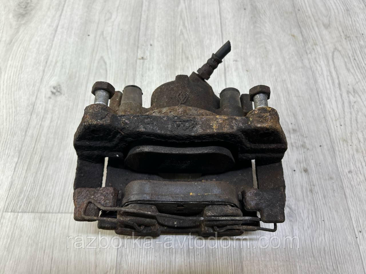 Суппорт передній правий Renault Scenic 3, Grand Scenic 3, Laguna 3 OE:410010001R