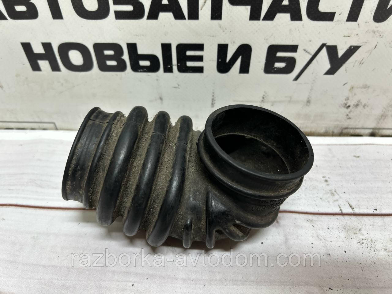 Патрубок впускний до корпусу повітряного фільтра VW Transporter T3 (79-92), OE: 068129626