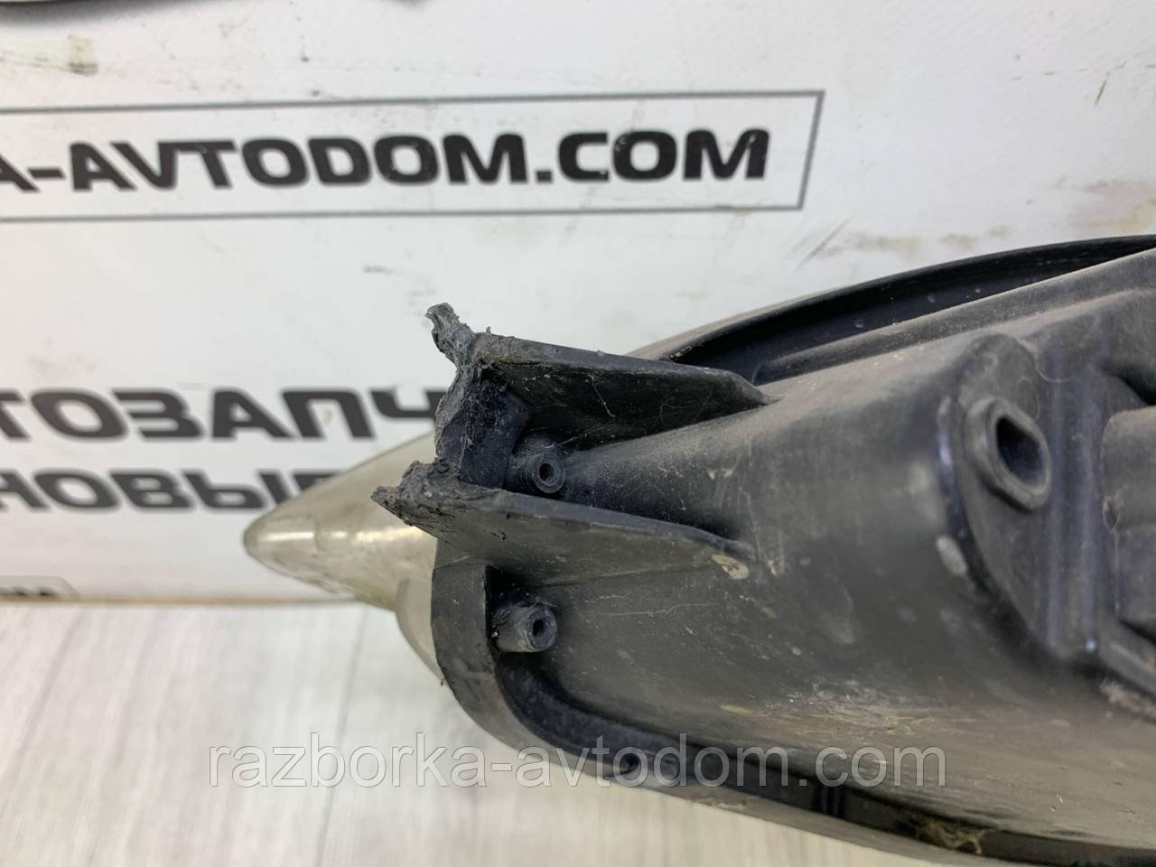 Фара права Peugeot 407 (04-11) OE: 0301213202 Дефект: кріплення