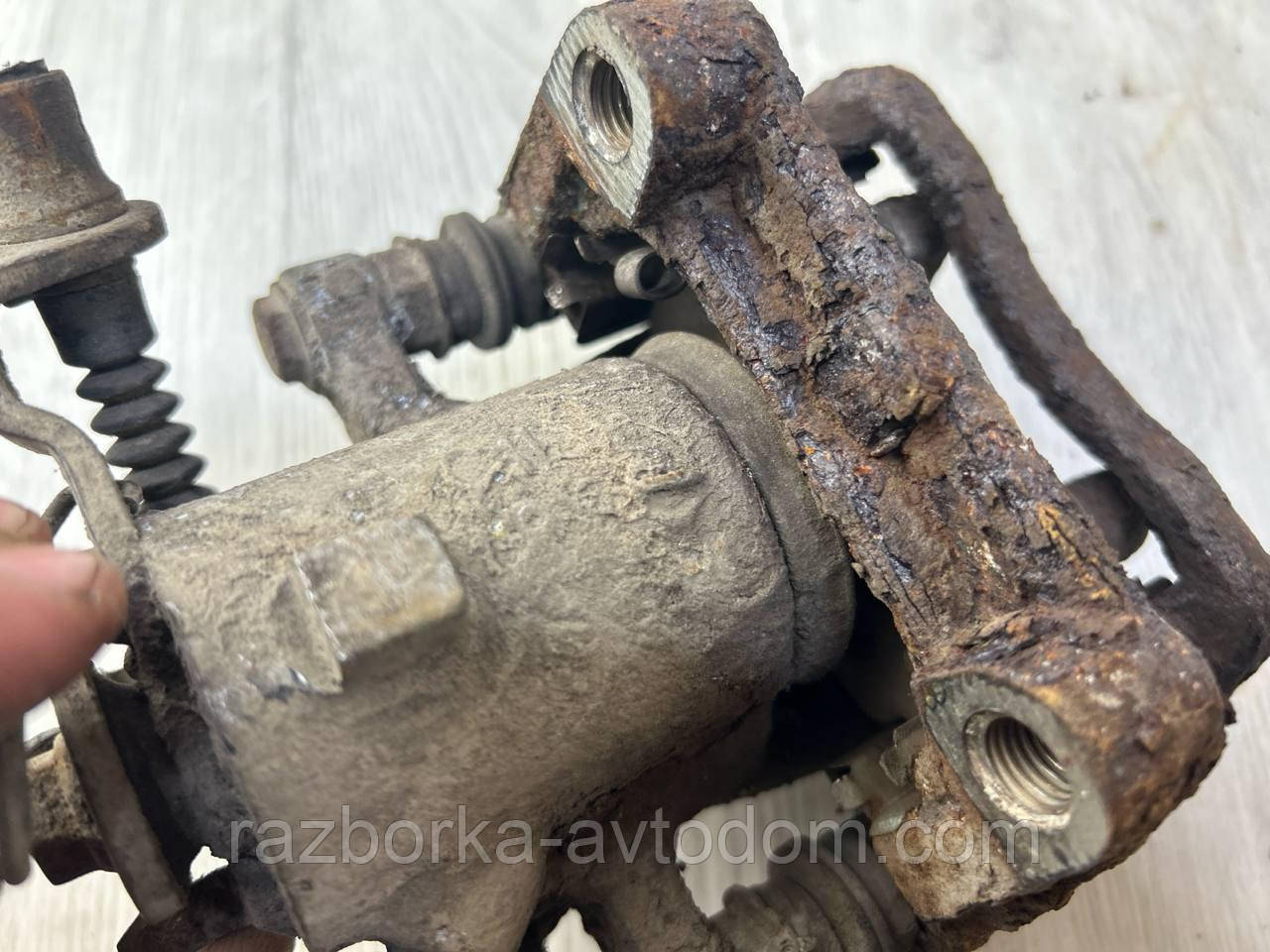 Суппорт гальмівний задній правий Opel Zafira B (05-10) OE:5542452