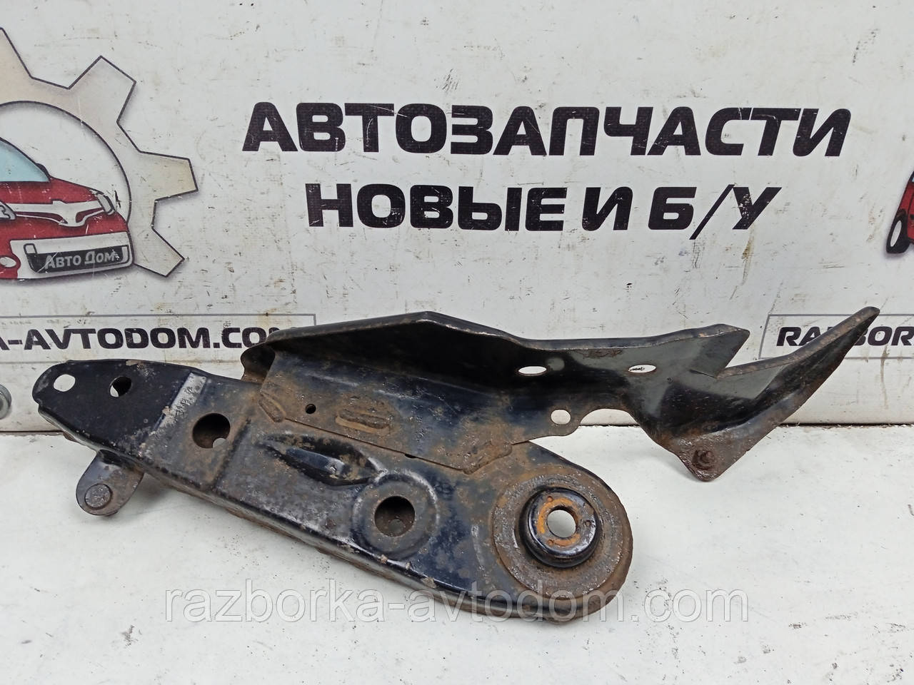 Кронштейн заднього підрамника лівий Infiniti Q50 (2014-) OE:554524GA0C