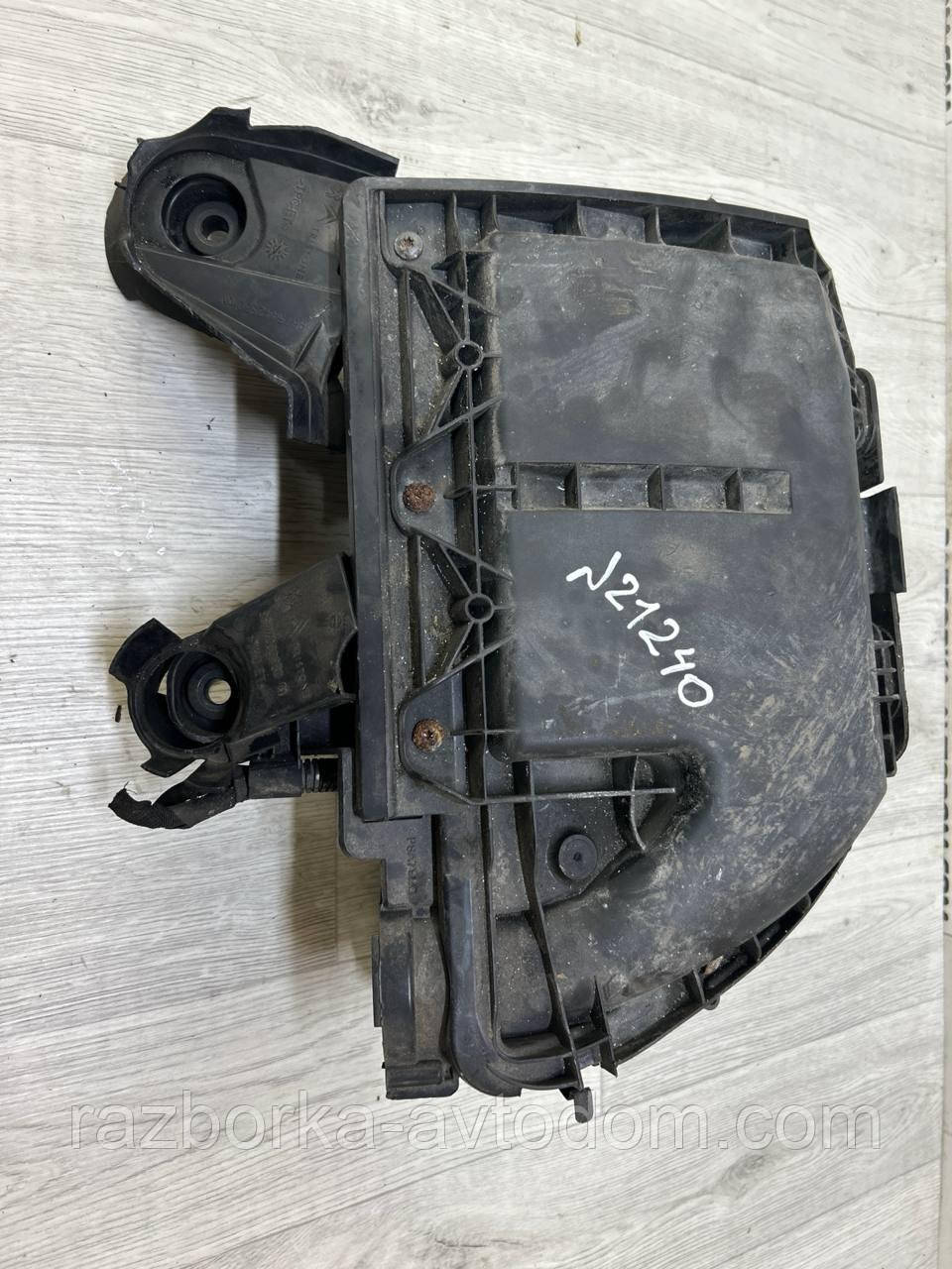 Корпус повітряного фільтра 1.4 HDi (8HR), 1.6 HDi (9H06) Peugeot 308 (07-), 308, 508, 508, Citroen C4 OE:967306108 Дефект
