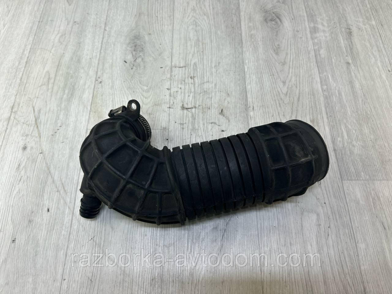 Патрубок повітряного фільтра 1.9TD, 2.0TD SKODA Superb 1 (02-08), VW Passat B5 OE: 3b0129615m